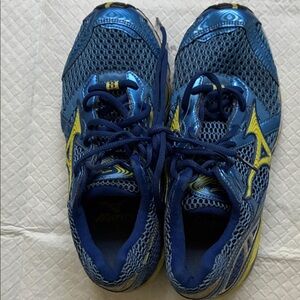 Mizuno Sneakers in Blue and Yellow Athletic Sneakers